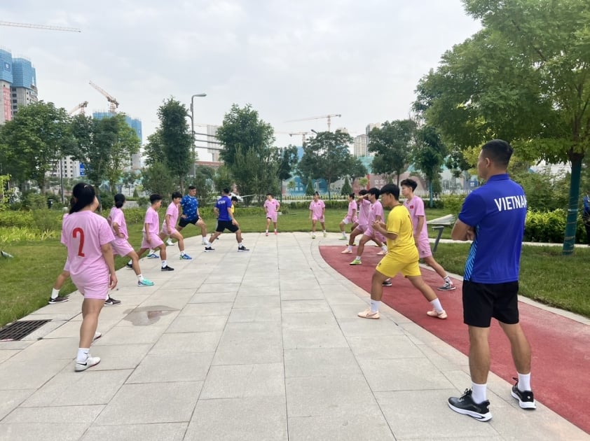 Đội tuyển futsal nữ Việt Nam họp đội trước giờ ra quân giải giao hữu tại Trung Quốc, quyết tâm giành thành tích cao