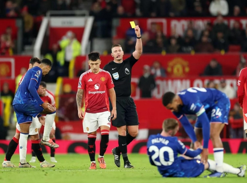 Tình huống gây tranh cãi trong trận hòa của Manchester United bị PGMOL phán quyết là 