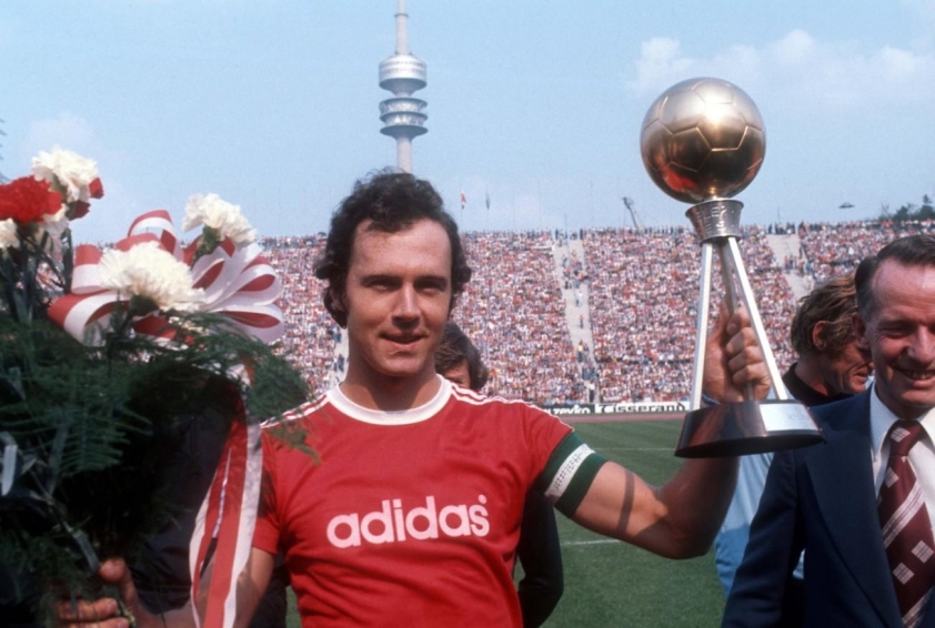 Bayern Munich vinh danh huyền thoại Franz Beckenbauer bằng cách treo vĩnh viễn áo số 5