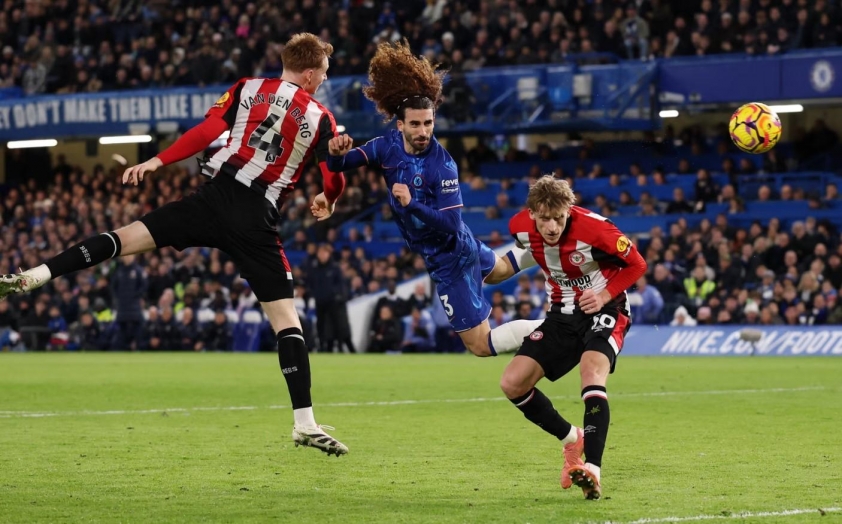 Thẻ Đỏ Lu Mờ Chiến Thắng của Chelsea trước Brentford khi Cucurella Bị Treo Giò