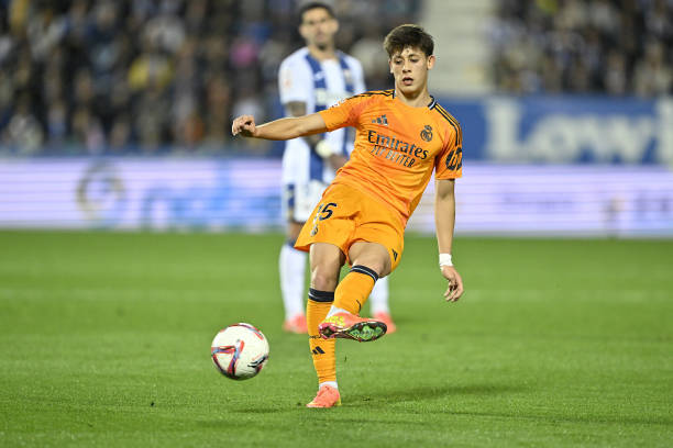 Real Madrid Chiếm Lợi Thế Với Cấu Trúc Đội Hình Mới, Những Cá Nhân Nổi Bật và Thử Nghiệm Chiến Thuật