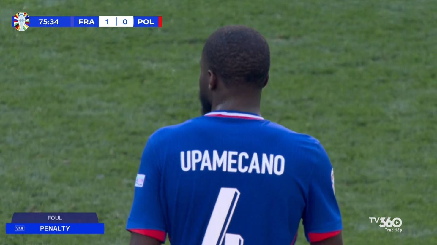 Dayot Upamecano phạm lỗi 11m, đẩy Pháp vào 