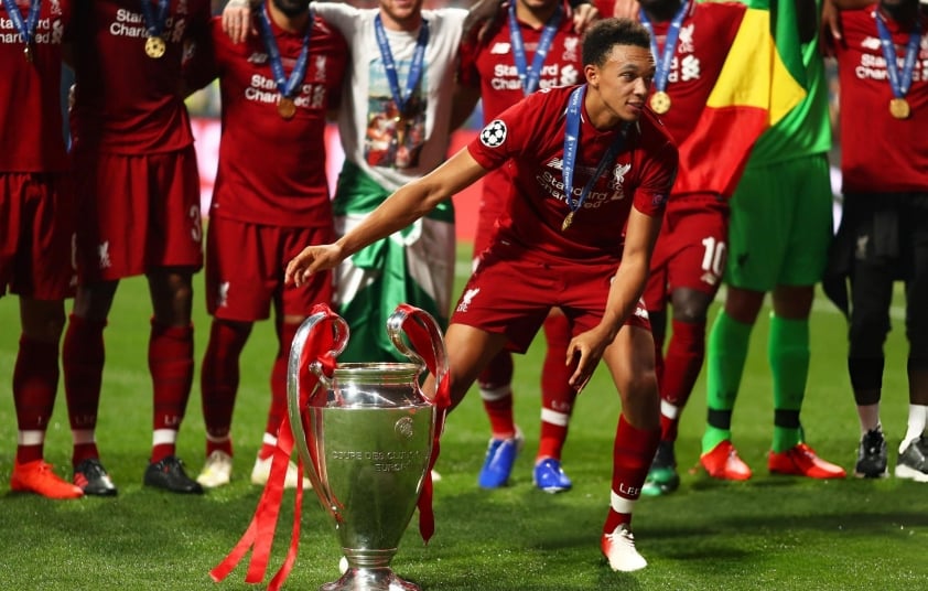 Trent Alexander-Arnold giữa vòng vây Real Madrid và Barcelona