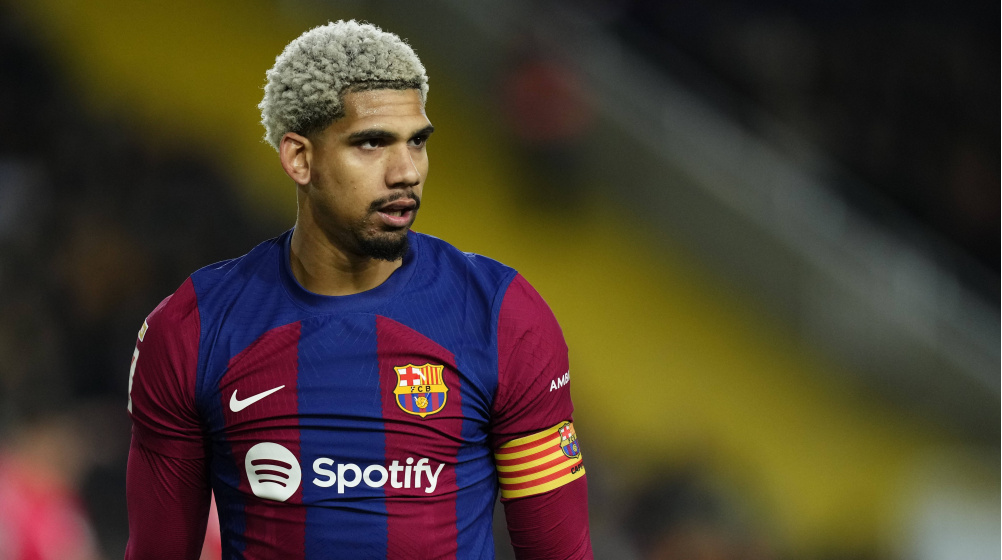 Barcelona chốt giá bán Ronald Araujo