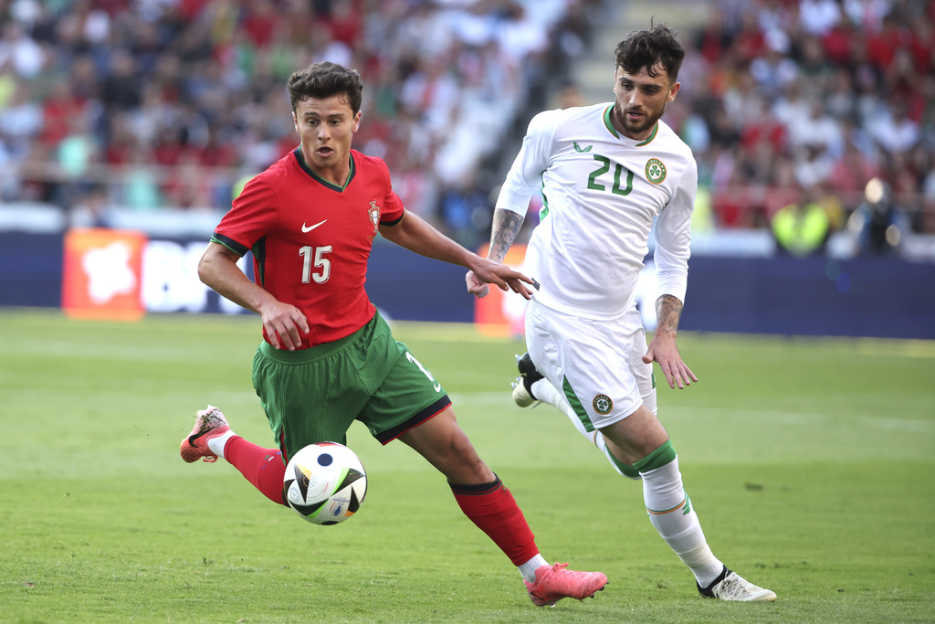 Liverpool hướng tới Joao Neves giữa bối cảnh thiếu hụt tiền vệ