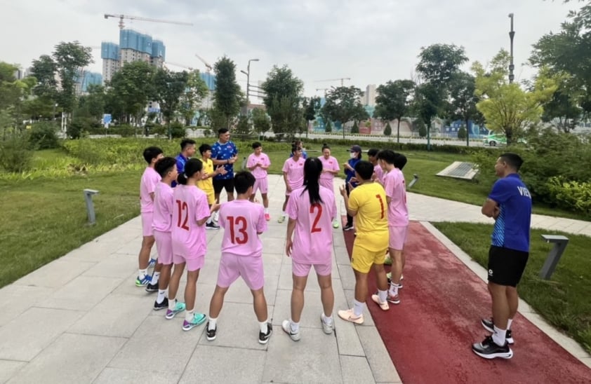 Đội tuyển futsal nữ Việt Nam họp đội trước giờ ra quân giải giao hữu tại Trung Quốc, quyết tâm giành thành tích cao