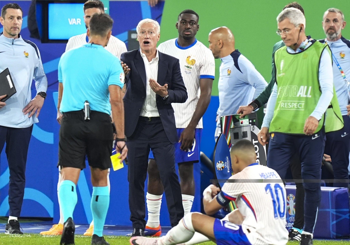Kylian Mbappe nhận thẻ vàng vì hành động bất chấp chấn thương mũi