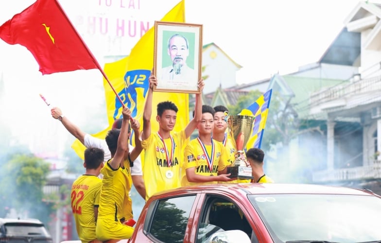 Vinh quang xứng đáng: U13 SLNA đăng quang vô địch và vinh dự diễu hành