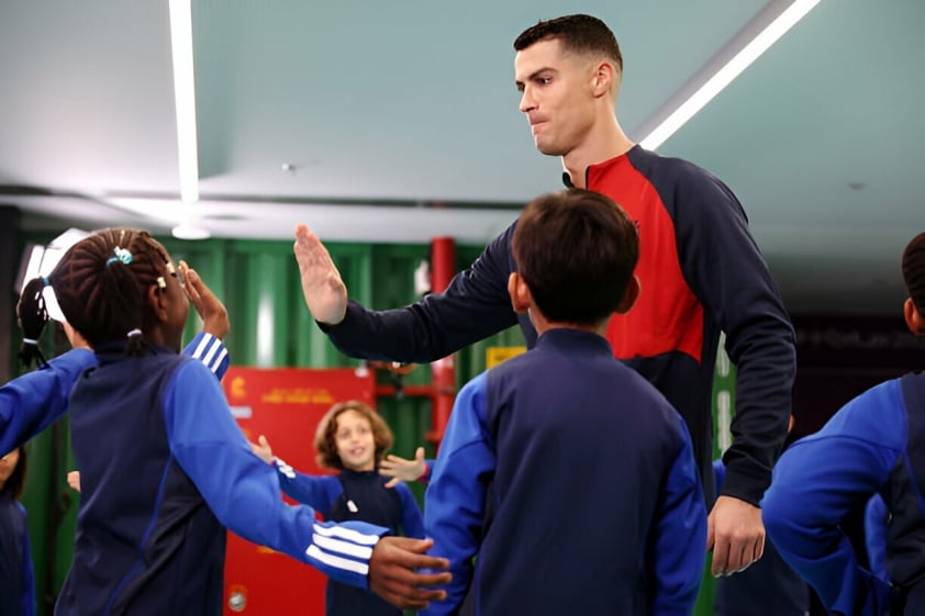 Ronaldo Toả Sáng Trên Sân, Tỏa Ấm Cả Ngoài Đời