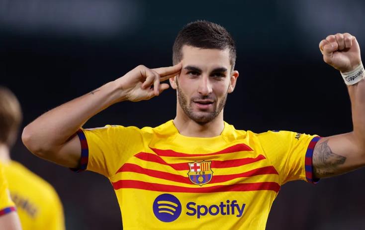 Torres cam kết trung thành với Barcelona bất chấp tin đồn chuyển nhượng