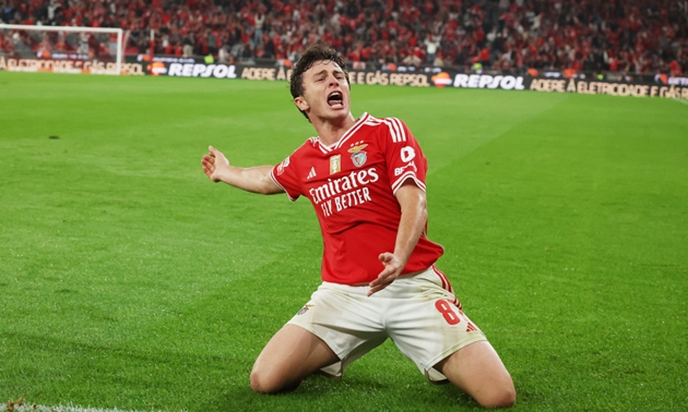 PSG và Man Utd cạnh tranh quyết liệt giành tiền vệ trẻ tài năng Neves