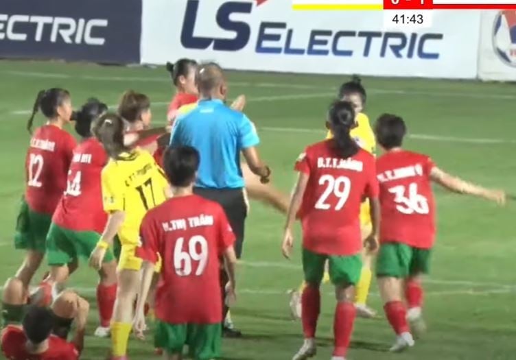 Bóng đá nữ Việt Nam xôn xao vì trận cầu 3 thẻ đỏ