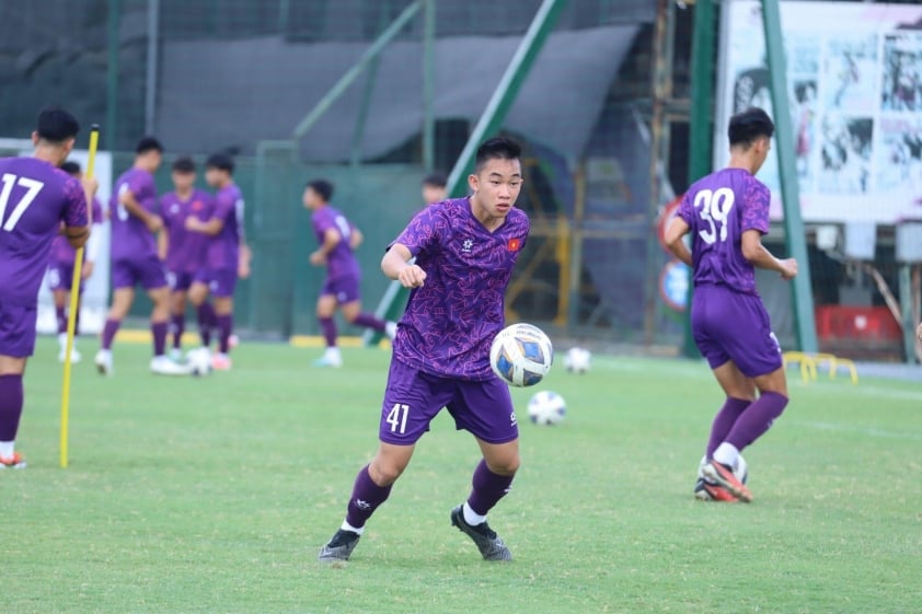 Cầu thủ Việt kiều Séc Hồ Hữu Hưng hội quân với U19 Việt Nam