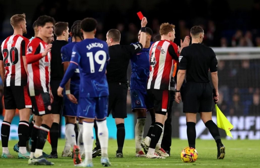 Thẻ Đỏ Lu Mờ Chiến Thắng của Chelsea trước Brentford khi Cucurella Bị Treo Giò