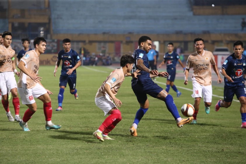 HAGL vươn lên đỉnh bảng V-League với chiến thắng kịch tính 1-0 trước CAHN