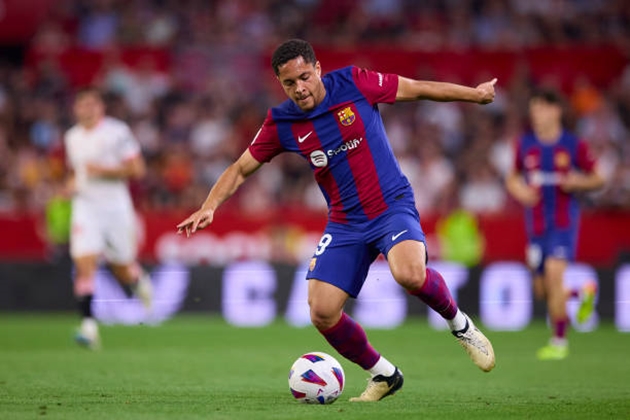 Vitor Roque trên bờ vực rời khỏi Barcelona sau sự mất niềm tin từ Hansi Flick