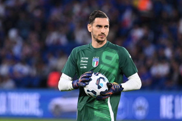 Arsenal chuyển hướng sang thủ môn Napoli, Alex Meret