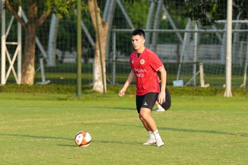 Trung vệ Trần Đình Trọng chính thức gia nhập CLB Công an Hà Nội