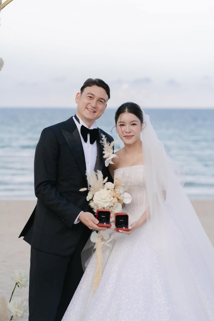 Đặng Văn Lâm rực rỡ trong bộ ảnh cưới ngập tràn hạnh phúc bên vợ yêu