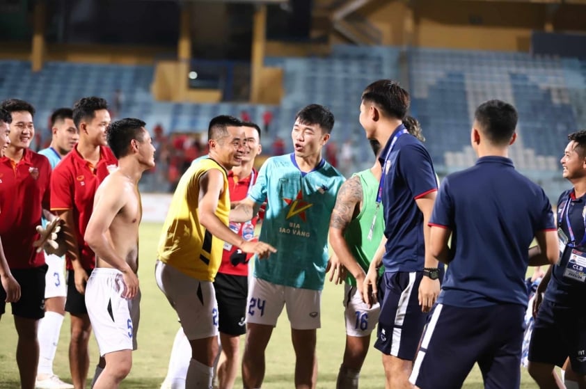 Tiền vệ kỳ cựu Xuân Hùng giã từ sân cỏ sau trận play-off cứu rỗi Hà Tĩnh