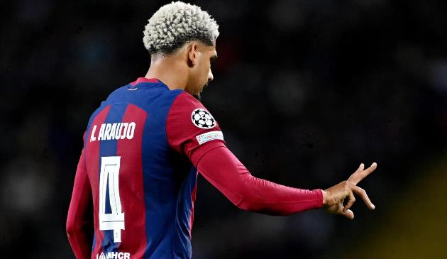 Hậu vệ trụ cột Araujo để ngỏ khả năng rời Barcelona