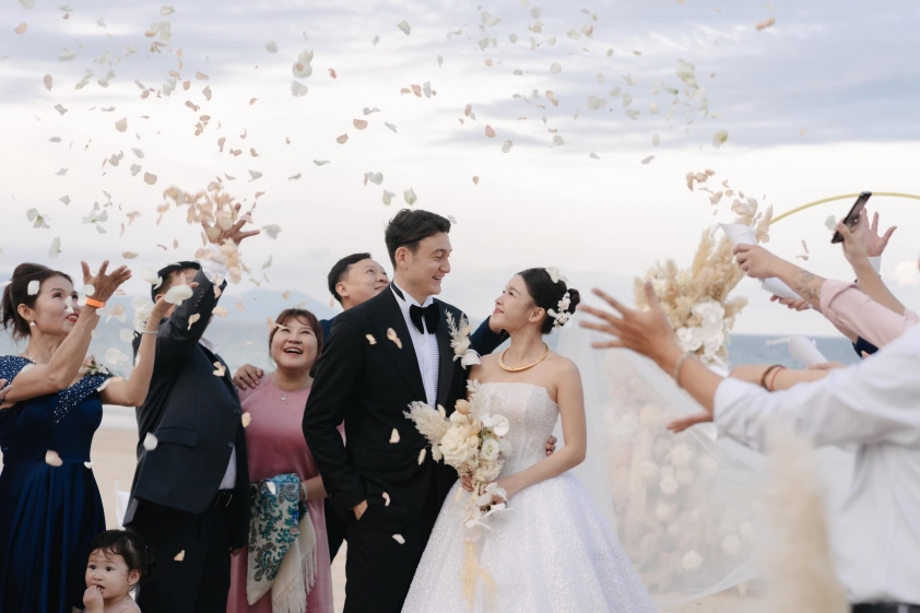 Đặng Văn Lâm rực rỡ trong bộ ảnh cưới ngập tràn hạnh phúc bên vợ yêu