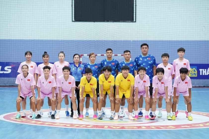 Đội tuyển futsal nữ Việt Nam họp đội trước giờ ra quân giải giao hữu tại Trung Quốc, quyết tâm giành thành tích cao