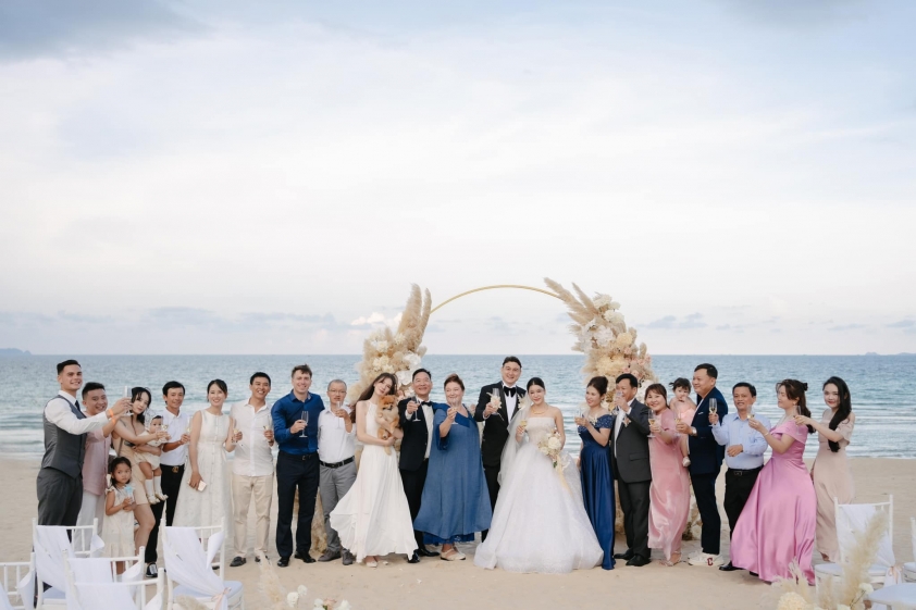 Đặng Văn Lâm rực rỡ trong bộ ảnh cưới ngập tràn hạnh phúc bên vợ yêu