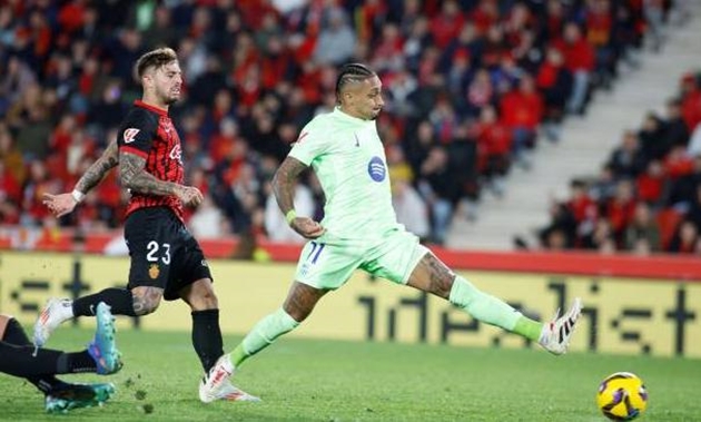 Raphinha tỏa sáng, góp đôi bàn trong chiến thắng hủy diệt của Barcelona trước Mallorca
