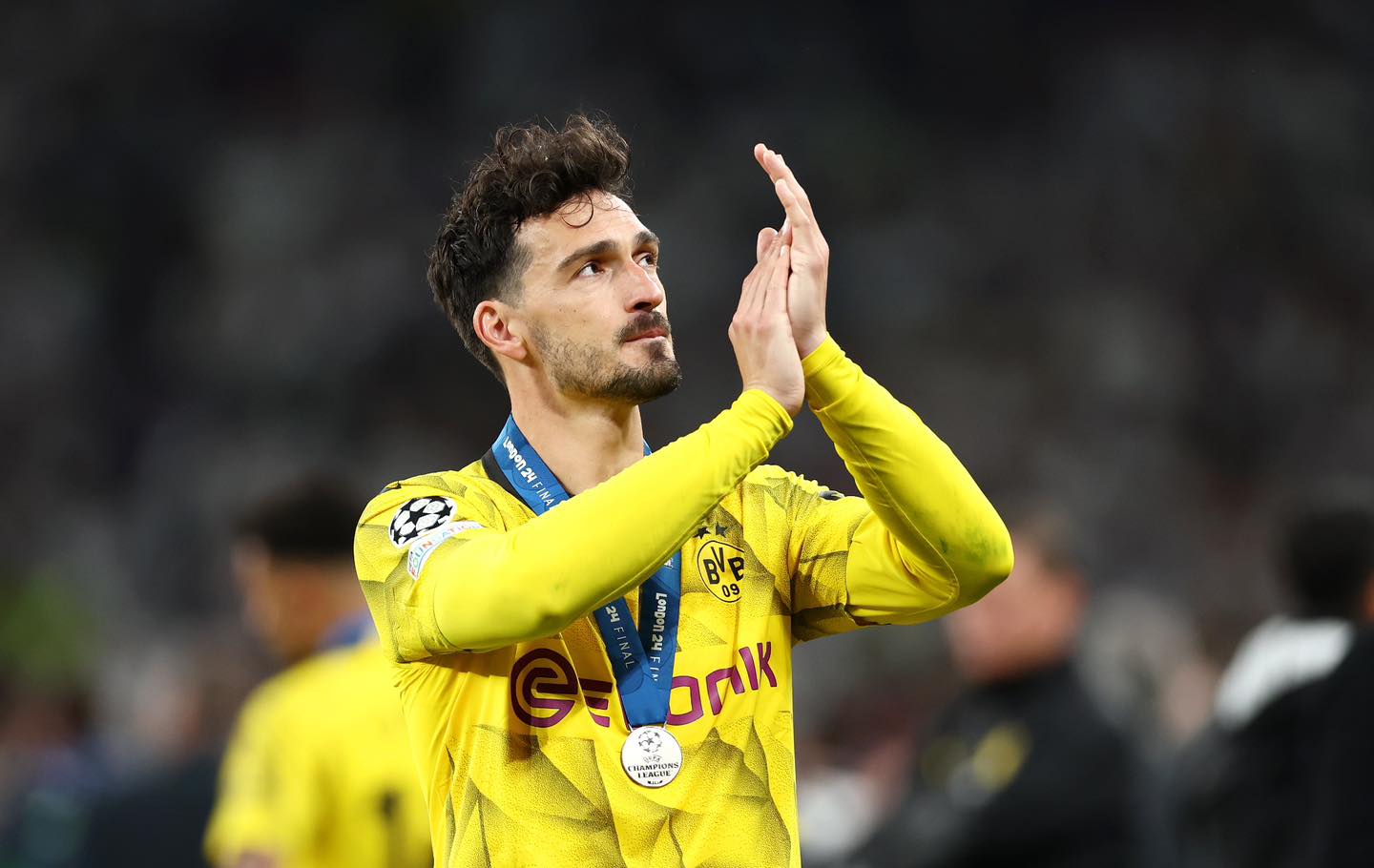 Mats Hummels từ chối lời đề nghị từ Saudi Arabia, tìm kiếm cơ hội ở châu Âu