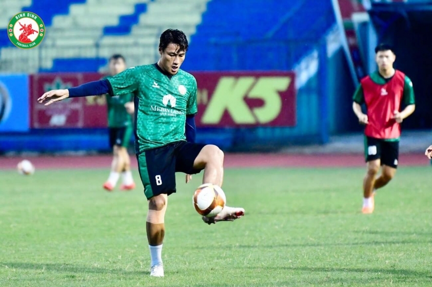 Mạc Hồng Quân bất ngờ tái hợp CLB Bình Định