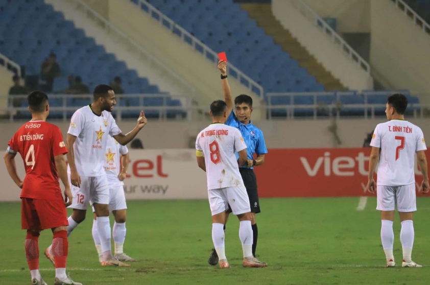 Cơn mưa thẻ đỏ trong vòng 7 V-League Thách thức và bài toán khó giải