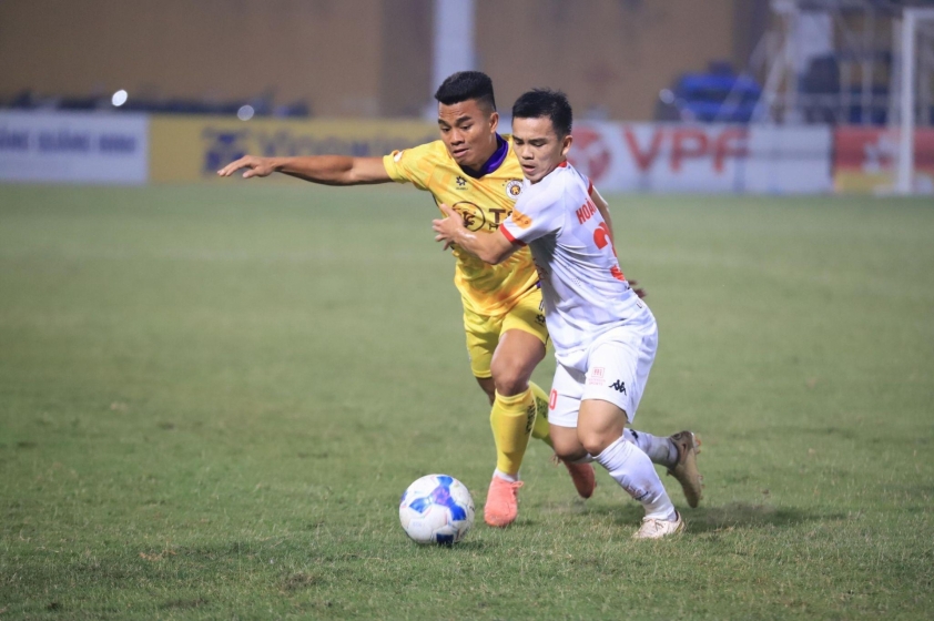 CĐV Hải Phòng tiếp tục ngang nhiên đốt pháo sáng, Hà Nội FC và CLB Hải Phòng đối diện án phạt