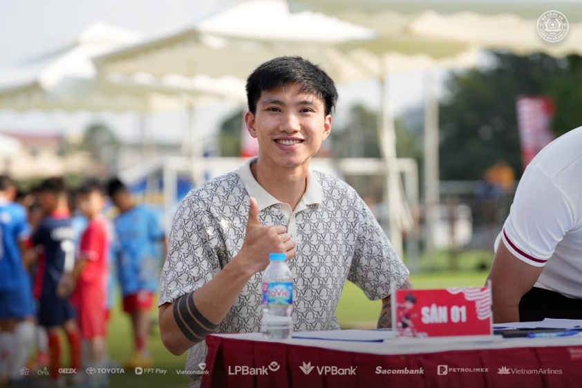 Hậu vệ Đoàn Văn Hậu trở về Việt Nam sau quá trình tập phục hồi chấn thương ở Hàn Quốc