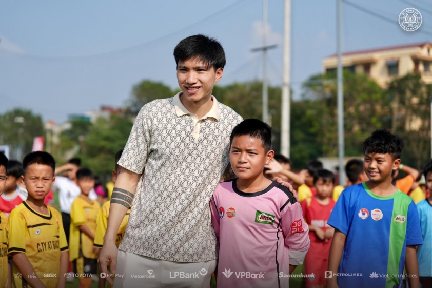 Hậu vệ Đoàn Văn Hậu trở về Việt Nam sau quá trình tập phục hồi chấn thương ở Hàn Quốc