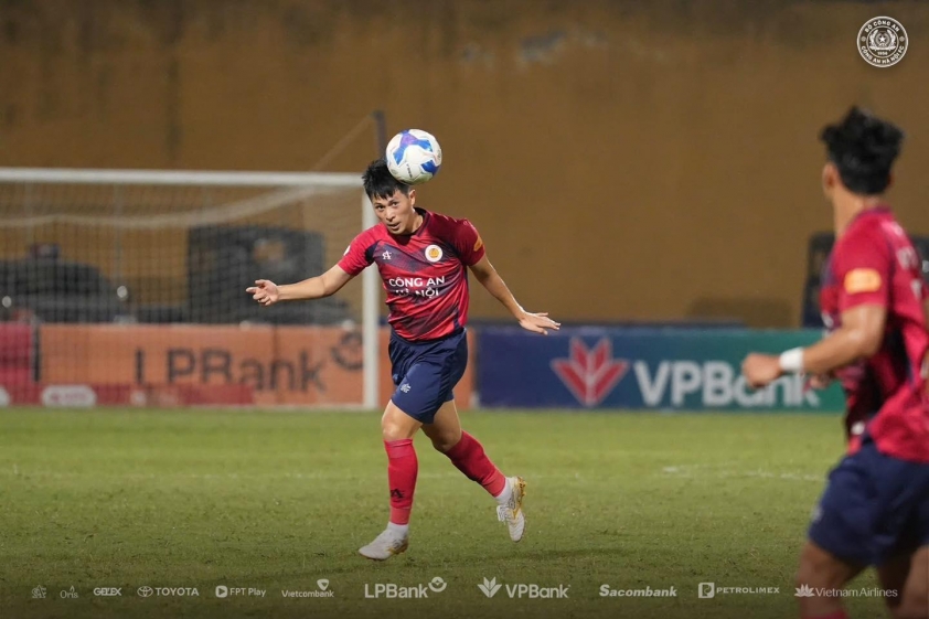 Trung vệ Trần Đình Trọng 