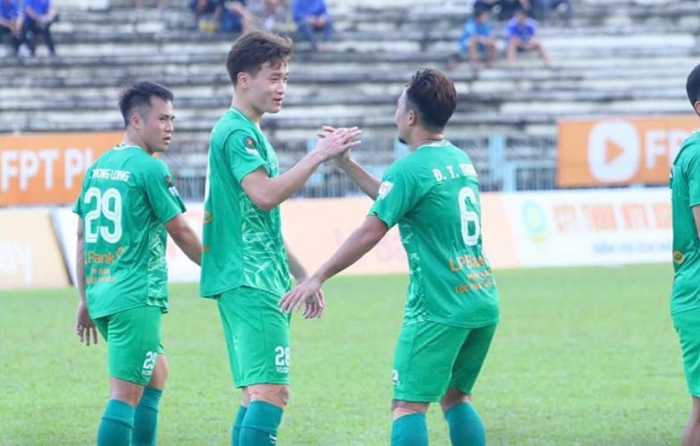 Phù Đổng Ninh Bình tiếp tục hành trình thăng hoa, đè bẹp Long An 2-0
