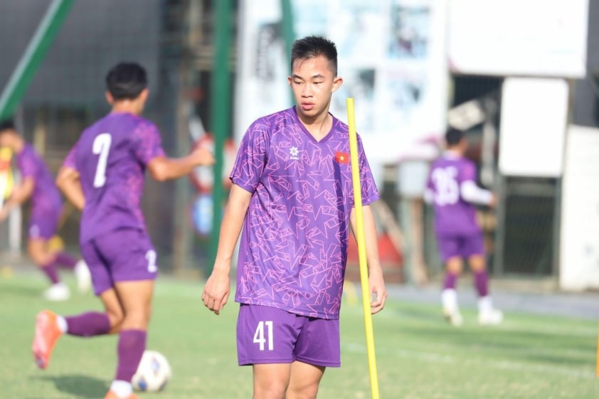 Cầu thủ Việt kiều Séc Hồ Hữu Hưng hội quân với U19 Việt Nam