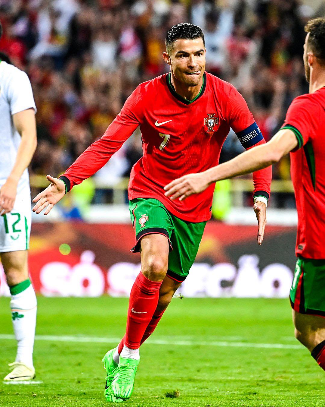 Cristiano Ronaldo tiến gần mốc 900 bàn khi Bồ Đào Nha hạ gục Ireland