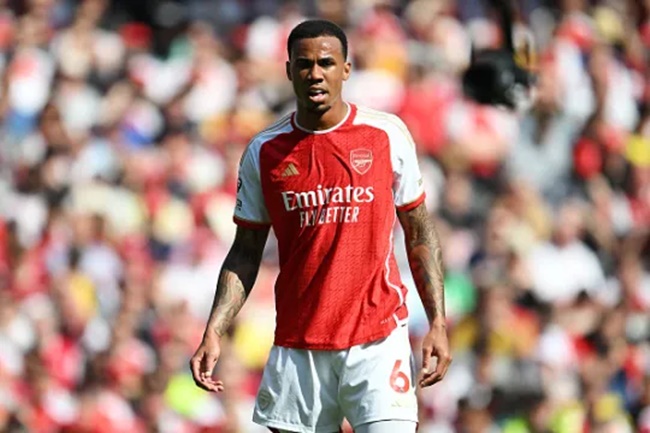 Arsenal suýt bán Magalhaes, chọn sao Man City thay thế