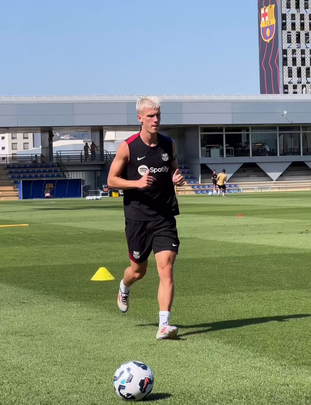 Barcelona trở lại tập luyện với sự xuất hiện của Dani Olmo, Vitor Roque vắng mặt vì ốm