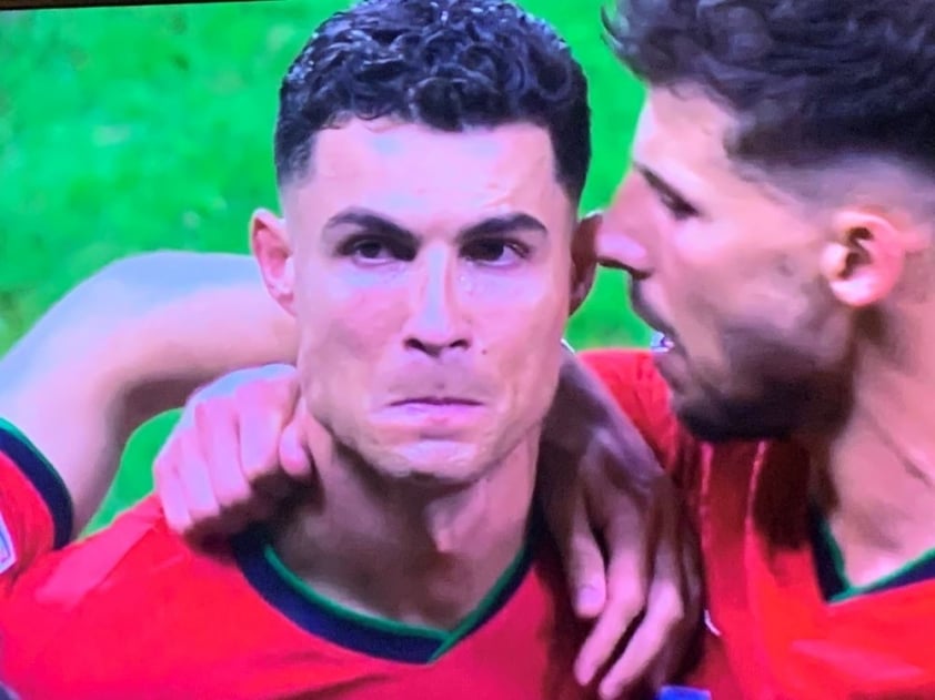 Cảm xúc bùng nổ của Ronaldo khi sút hỏng penalty vào lưới Slovenia