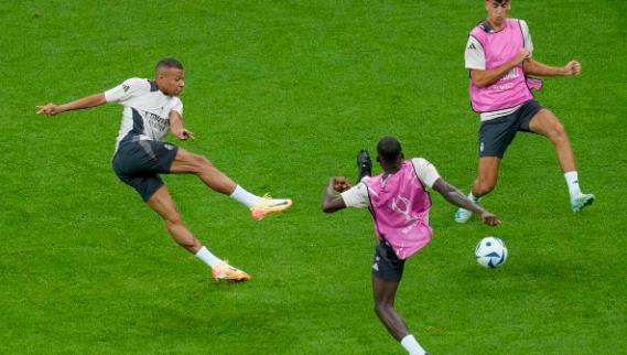 Kylian Mbappe ra mắt Real Madrid tại Siêu cúp châu Âu