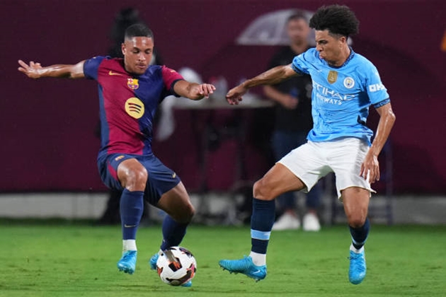 Vitor Roque trên bờ vực rời khỏi Barcelona sau sự mất niềm tin từ Hansi Flick