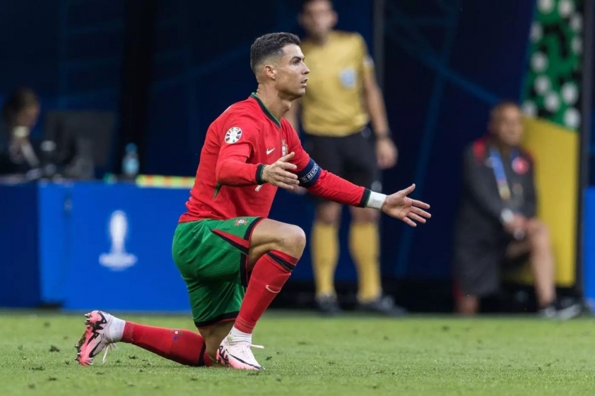 Cristiano Ronaldo gây bất ngờ khi mang giày của đồng đội trong chiến thắng của Bồ Đào Nha
