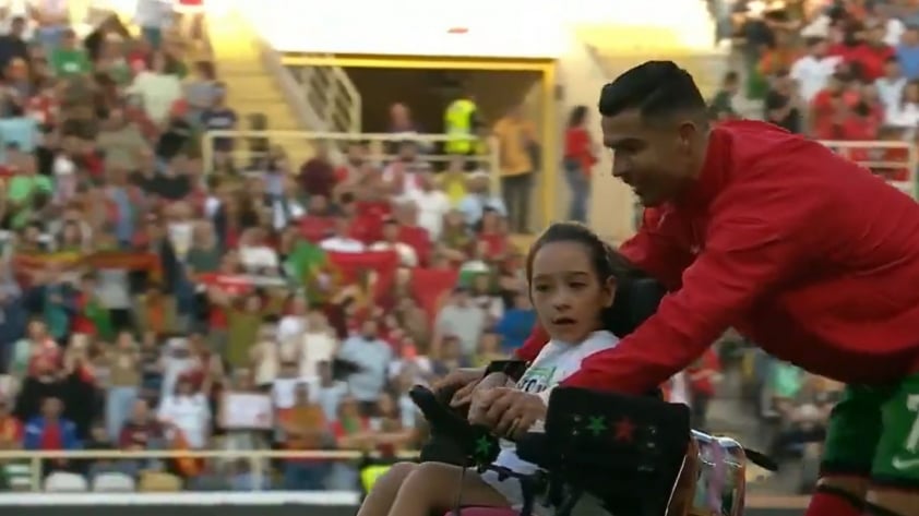 Ronaldo Toả Sáng Trên Sân, Tỏa Ấm Cả Ngoài Đời