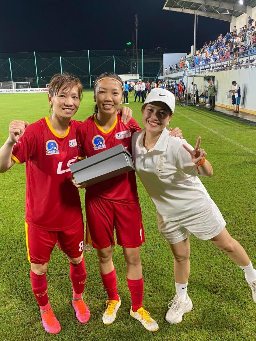 Cựu tiền vệ ĐT nữ Việt Nam Trần Thị Thùy Trang: Vô địch sân cỏ và tỏa sáng trên con đường thiện nguyện