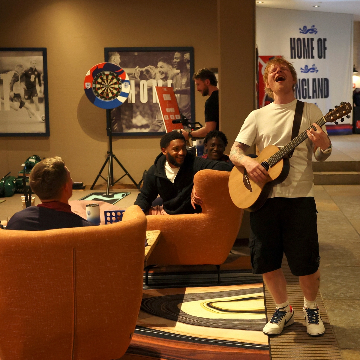 Ed Sheeran khuấy động Đoàn quân Ba Sư bằng buổi tiệc âm nhạc bất ngờ