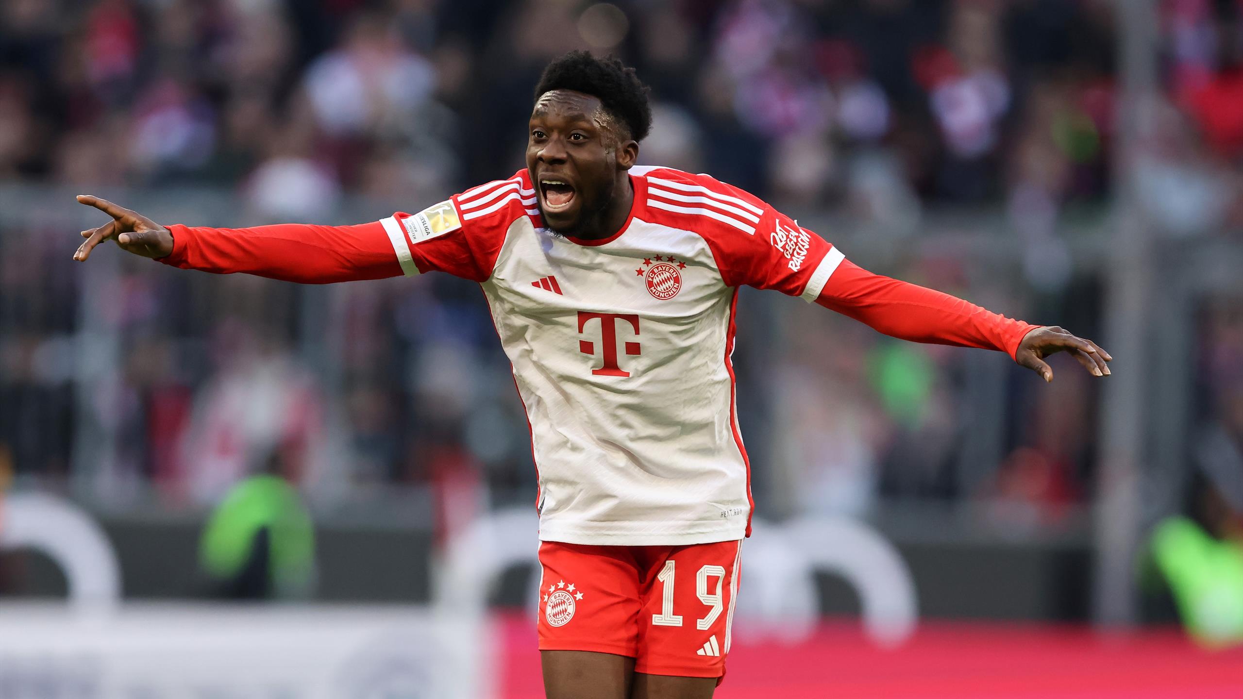 Real Madrid tiếp tục theo đuổi mục tiêu chuyển nhượng Alphonso Davies từ Bayern Munich