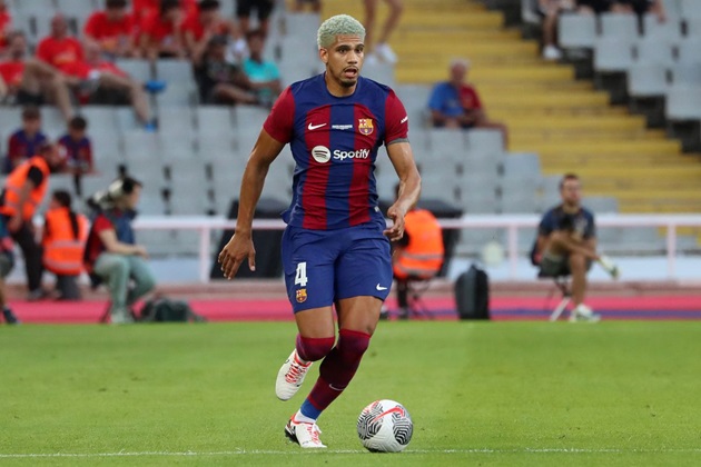 Ronald Araujo sắp trở lại, mang lại sự ổn định cho Barcelona đang khát cầu danh hiệu